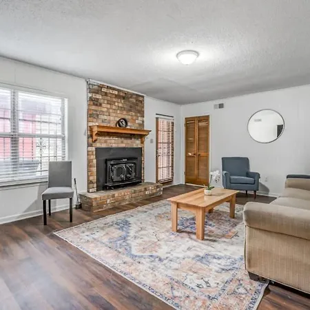 Villa Near Dining & Shopping-Tranquility On Tulip Tree